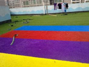 臣远人造草坪铺设的幼儿园